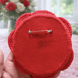 Floare croșetată roșie � Accesoriu handmade - bijuterii - broșe - Artynos.ro