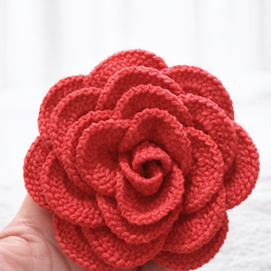 Floare croșetată roșie � Accesoriu handmade - bijuterii - broșe - Artynos.ro