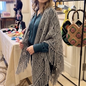 Șal croșetat manual � eleganță atemporală în nuanțe de gri - îmbrăcăminte și modă - eșarfe, pălării, fularuri - șaluri - Artynos.ro