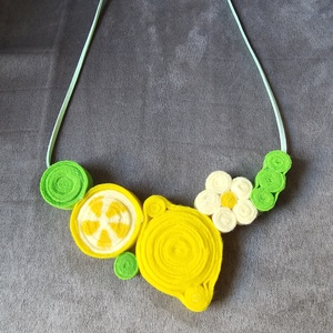 Colier cu lamai, Bijuterii, Coliere, Coliere fara pandative, Confectionarea bijuteriilor, Colierul este realizat din fetru, printr-o tehnica asemanatoare cu cea a quilling-ului. Snurul este..., ARTYNOS