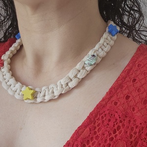 Colier macrame cu pestisori si stelute - Artynos.ro
