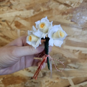 Brosa martisor buchet de narcise - Artynos.ro