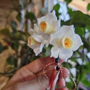 Broșă mărțișor buchet de narcise - bijuterii - mărțișor - Artynos.ro