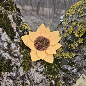 Broșă floarea-soarelui - bijuterii - mărțișor - Artynos.ro