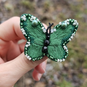 Broșă fluture cu mărgele - bijuterii - broșe - Artynos.ro