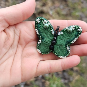 Broșă fluture cu mărgele - bijuterii - broșe - Artynos.ro