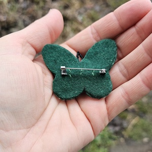 Broșă fluture cu mărgele - bijuterii - broșe - Artynos.ro