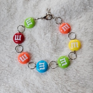 Bratara cu bombonele colorate, Bijuterii, Bratari, Bratari din margele, Confectionarea bijuteriilor, Bratara realizata manual cu bombonele M&M acrilice.
Este foarte placuta si usoara la purtat.
Lungim..., ARTYNOS
