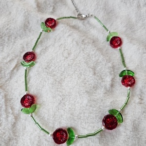 Colier cu flori si perle, Bijuterii, Coliere, Coliere din margele, Confectionarea bijuteriilor, Este lucrat manual pe baza de sarma placata cu argint, cu margele de sticla, flori de sticla electr..., ARTYNOS