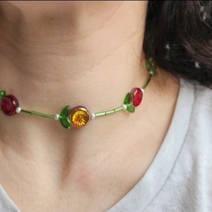 Colier cu flori și perle - bijuterii - coliere - coliere din mărgele - Artynos.ro