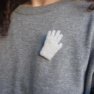 Brosa Michael Jackson glove, Bijuterii, Brose, Cusatura, Pentru fanii Michael Jackson am creat aceasta brosa handmade, avand ca sursa de inspiratie manusa l..., ARTYNOS