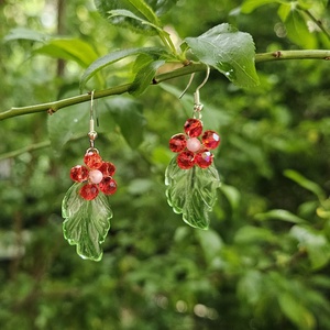 Cercei cu floare si frunza, Bijuterii, Cercei, Cercei din margele, Confectionarea bijuteriilor, Cerceii sunt lucrati cu sarma placata cu argint, margele de sticla si o mica perluta acrilica. Tort..., ARTYNOS