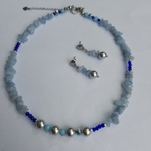 Set cercei colier perle si aquamarine, Bijuterii, Seturi de bijuterii, Confectionarea bijuteriilor, Setul este lucrat manual, avand in componenta: chipsuri de aquamarine, perle gri tip Mallorca, marg..., ARTYNOS