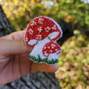 Brosa broderie cu ciupercute - Artynos.ro