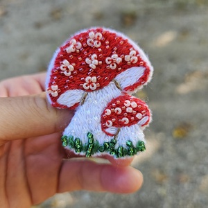 Broșă broderie cu ciupercuțe - bijuterii - broșe - Artynos.ro