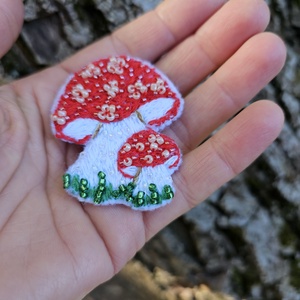 Broșă broderie cu ciupercuțe - bijuterii - broșe - Artynos.ro
