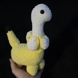 Jucarie crosetata dinozaur banana - jucării și echipamente pentru copii - plușuri - figurine de pluș - Artynos.ro