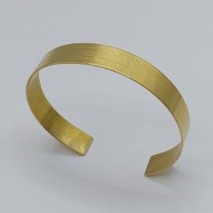 Brățară îngustă minimalistă din alamă -  - Artynos.ro Brățară îngustă minimalistă din alamă -  - Artynos.ro