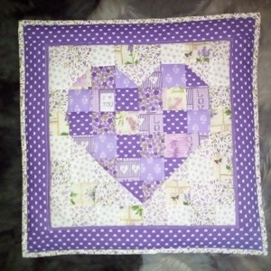 Mural pentru iubitorii culorii violet, , , O imagine de perete patchwork a unei inimi in mai multe nuante de violet.

Toata lumea are cel puti..., ARTYNOS