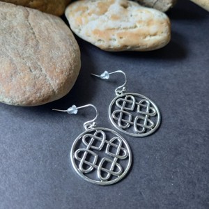 Cercei de culoare argintie, cu decor in forma de inimioara, Bijuterii, Cercei, Cercei Hoops, , Cercei de culoare argintie, cu un ornament in forma de inimioara in centru.
Diametru: 2,5 cm


Prin..., ARTYNOS