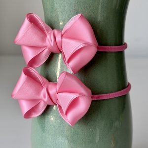 Set 2 elastice de par handmade cu fundite din satin, in doua culori, Imbracaminte si moda, Accesorii par, Elastic de par, Cusatura, Un strop de culoare si un detaliu jucaus pentru orice coafura! 🎀

Setul contine doua elastice de pa..., ARTYNOS