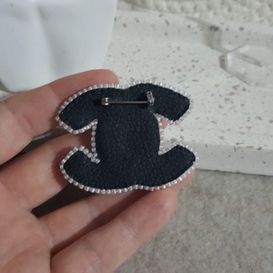 Broșă handmade tip Chanel  - bijuterii - broșe - Artynos.ro