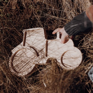 Tavă din lemn în formă de tractor - Artynos.ro