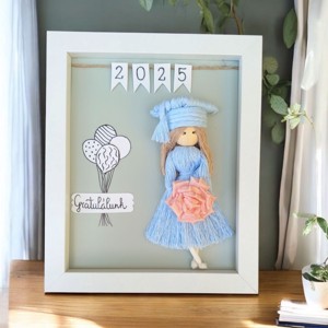 Cadou de absolvire - Păpușă macramé personalizabilă în cadru 3D -  - Artynos.ro