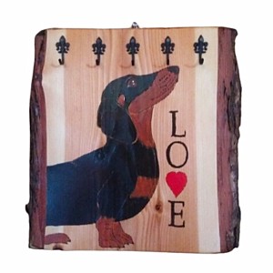 Dachshund LOVE breloc de perete, , , Breloc de perete Dachshund LOVE.
Pictat manual pe lemn de larice cu tehnica arsa.
Livrat cu 5 carli..., ARTYNOS