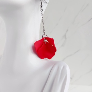 Cercei lungi petale - bijuterii - cercei - cercei lungi - Artynos.ro Cercei lungi petale - bijuterii - cercei - cercei lungi - Artynos.ro