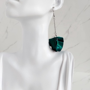 Cercei lungi petale - bijuterii - cercei - cercei lungi - Artynos.ro Cercei lungi petale - bijuterii - cercei - cercei lungi - Artynos.ro