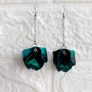 Cercei lungi petale - bijuterii - cercei - cercei lungi - Artynos.ro Cercei lungi petale - bijuterii - cercei - cercei lungi - Artynos.ro