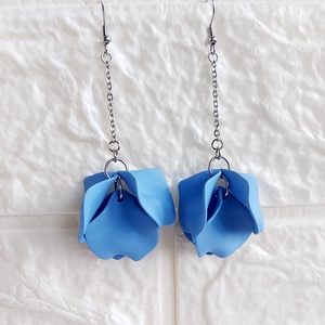 Cercei lungi petale - bijuterii - cercei - cercei lungi - Artynos.ro Cercei lungi petale - bijuterii - cercei - cercei lungi - Artynos.ro