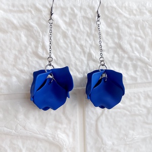 Cercei lungi petale - bijuterii - cercei - cercei lungi - Artynos.ro Cercei lungi petale - bijuterii - cercei - cercei lungi - Artynos.ro