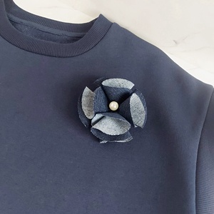 Broșă denim  - bijuterii - broșe - Artynos.ro Broșă denim  - bijuterii - broșe - Artynos.ro