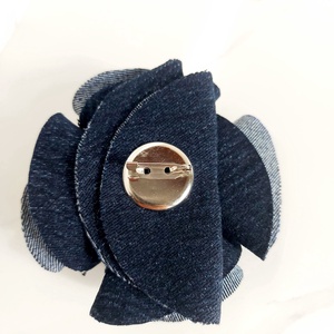 Broșă denim  - bijuterii - broșe - Artynos.ro Broșă denim  - bijuterii - broșe - Artynos.ro
