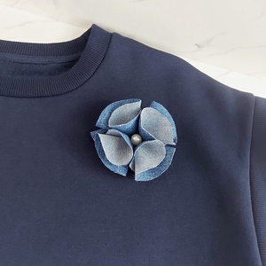 Broșă denim  - bijuterii - broșe - Artynos.ro Broșă denim  - bijuterii - broșe - Artynos.ro