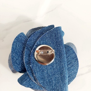 Broșă denim  - bijuterii - broșe - Artynos.ro Broșă denim  - bijuterii - broșe - Artynos.ro