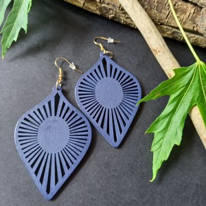 Cercei atarnatori din lemn cu model in forma de grilaj , Bijuterii, Cercei, , Cercei atarnatori din lemn de culoare albastru inchis, cu model in forma de grilaj, prevazuti cu ac..., ARTYNOS