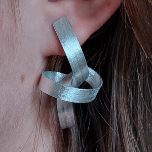 Cercei cu nod din aluminiu - bijuterii - cercei lungi - Artynos.ro Cercei cu nod din aluminiu - bijuterii - cercei lungi - Artynos.ro