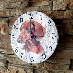 Ceas de perete din lemn în stil vintage cu câine dachshund maro -  - Artynos.ro