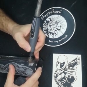 Pahar de sticlă gravat manual cu motivul pistolului Deadpool  -  - Artynos.ro