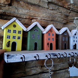 Suport pentru chei din lemn cu case colorate - casă & stil de viață - decorațiuni de casă - decorațiuni de pereți - suport pentru chei - Artynos.ro