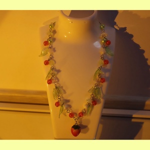 Colier handmade Strawberry Shortcake - bijuterii - coliere - coliere din mărgele - Artynos.ro