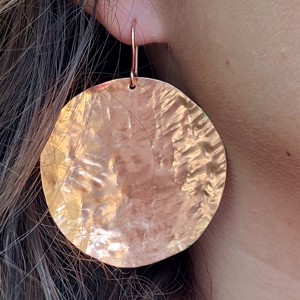 Cercei circulari minimali, unici, din cupru martelat - bijuterii - cercei hoops - Artynos.ro Cercei circulari minimali, unici, din cupru martelat - bijuterii - cercei hoops - Artynos.ro