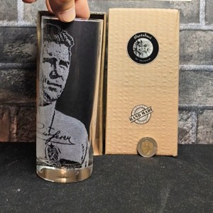 Portretul lui Puskás � Pahar de sticlă gravat manual  -  - Artynos.ro