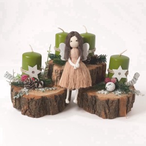 Coroană specială de Advent pe un disc de lemn - cu lumânări verzi, ornamente roșii și albe și înger macramé -  - Artynos.ro Coroană specială de Advent pe un disc de lemn - cu lumânări verzi, ornamente roșii și albe și înger macramé -  - Artynos.ro