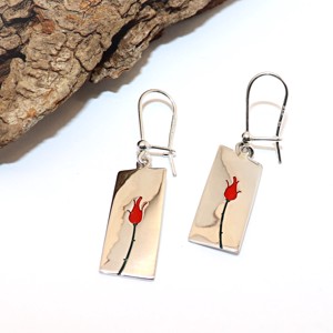 Pereche de cercei dreptunghiulari din trandafir rosu din argint cu inchidere pentru femei (EF.105), , , - Greutate: 3,60 g
- Dimensiuni: 10 x 22 mm, inaltime totala 40 mm
- Material: argint (925)
- Produ..., ARTYNOS