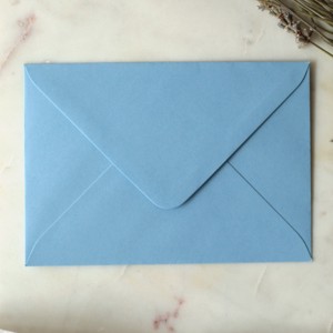 Plic albastru prafuit - C6 - 25 bucati, , , Plic albastru deschis.

Dimensiuni: 11,4 × 16,2 cm (C6), pentru invitatii A6 sau 10 x 15 cm.

25 de..., ARTYNOS