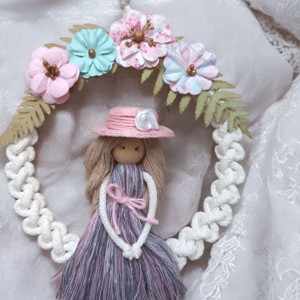 Decorațiuni de perete Macrame cu păpușă cu pălărie și flori din hârtie lucrate manual -  - Artynos.ro